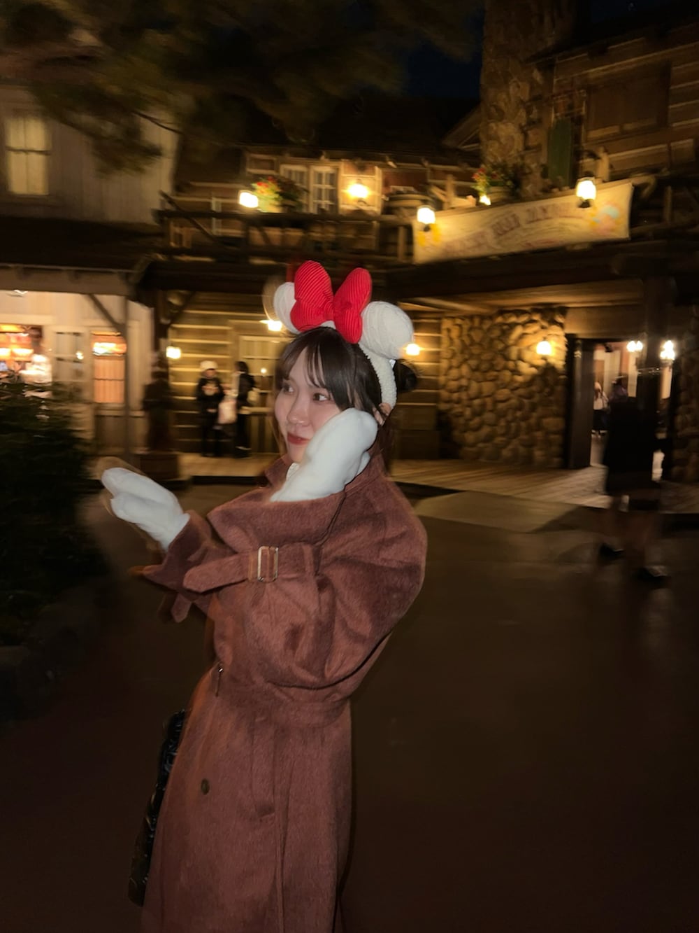 レッド系のジャケット/アウター、ブラック系のトートバッグ、ブラック系のブーツを着用したレディースの冬コーディネートの3枚目の写真