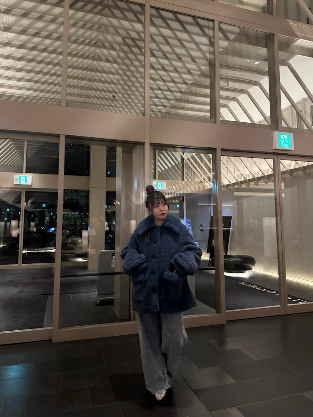 ブルー系のジャケット/アウター、ホワイト系のスカートを着用したレディースの冬コーディネートの4枚目の写真