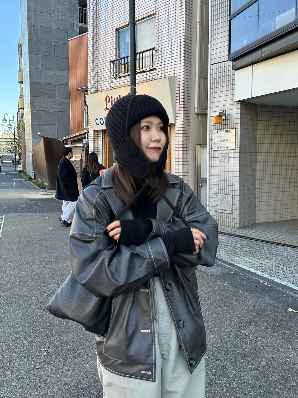 ブラック系のブーツ、グレー系のブルゾン、グリーン系のパンツを着用したレディースの冬コーディネートの3枚目の写真