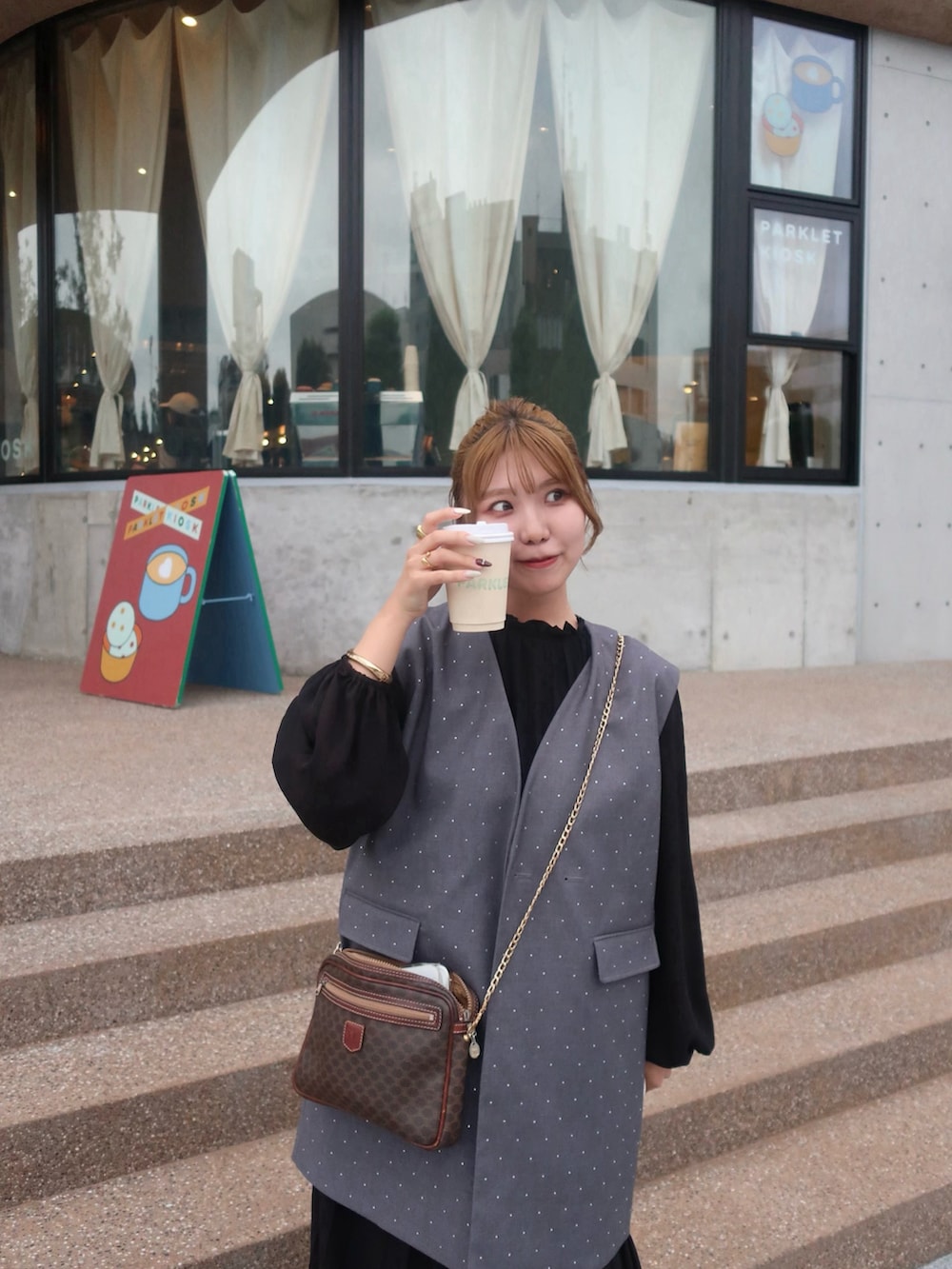 グレー系のベスト、ブラック系のワンピース/ドレスを着用したレディースの夏コーディネートの4枚目の写真