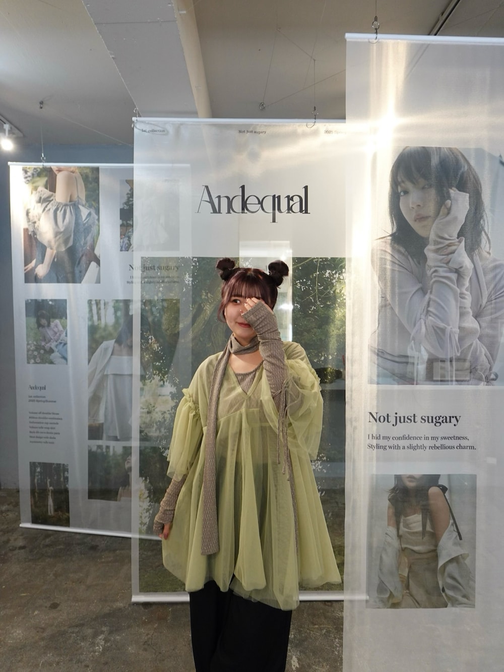 グリーン系のシャツ/ブラウス、ブラック系のパンツ、ブラウン系のトップスを着用したレディースの春コーディネートの4枚目の写真