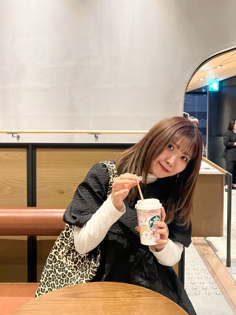 ブラック系のワンピース、ピンク系のスカート、レッド系のバレエシューズを着用したレディースの冬コーディネートの5枚目の写真