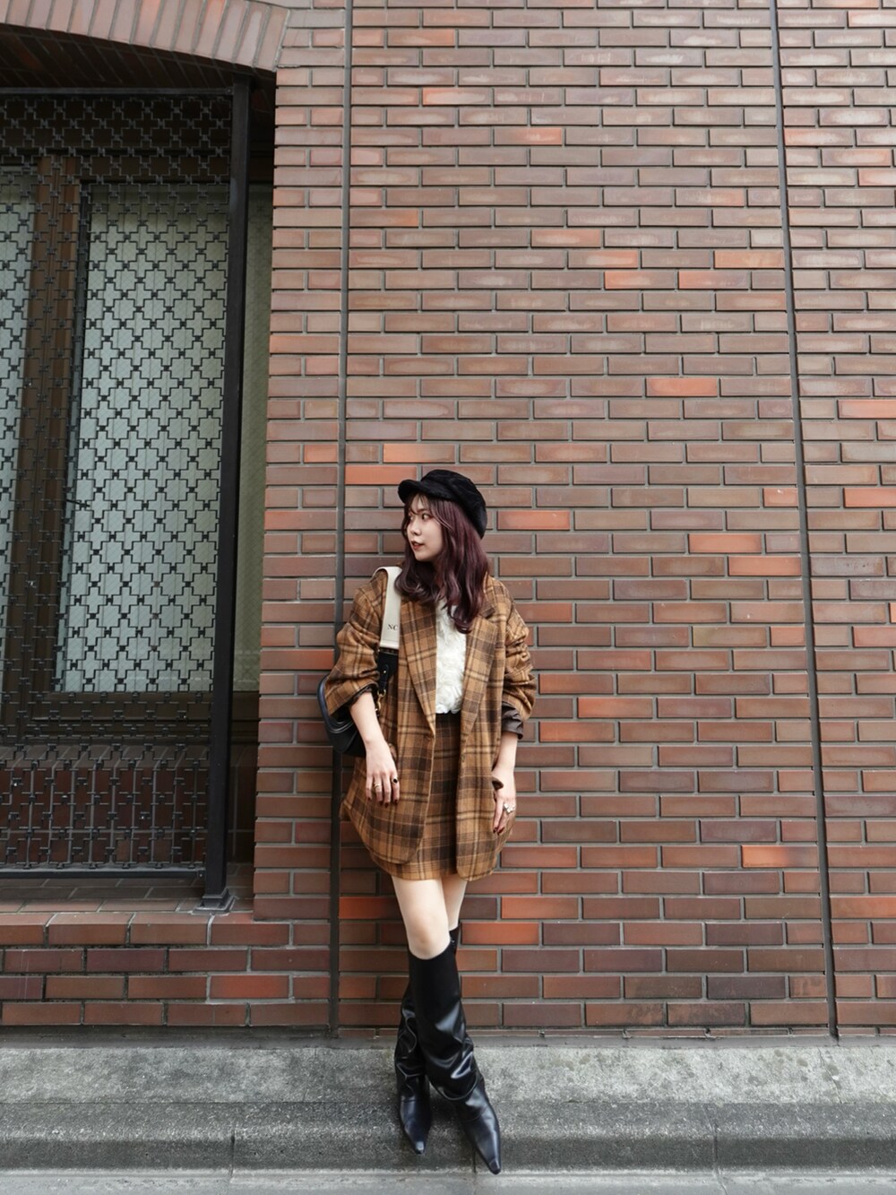 ブラック系のブーツ、ベージュ系のジャケット/アウター、ベージュ系のスカートを着用したレディースの秋コーディネートの5枚目の写真