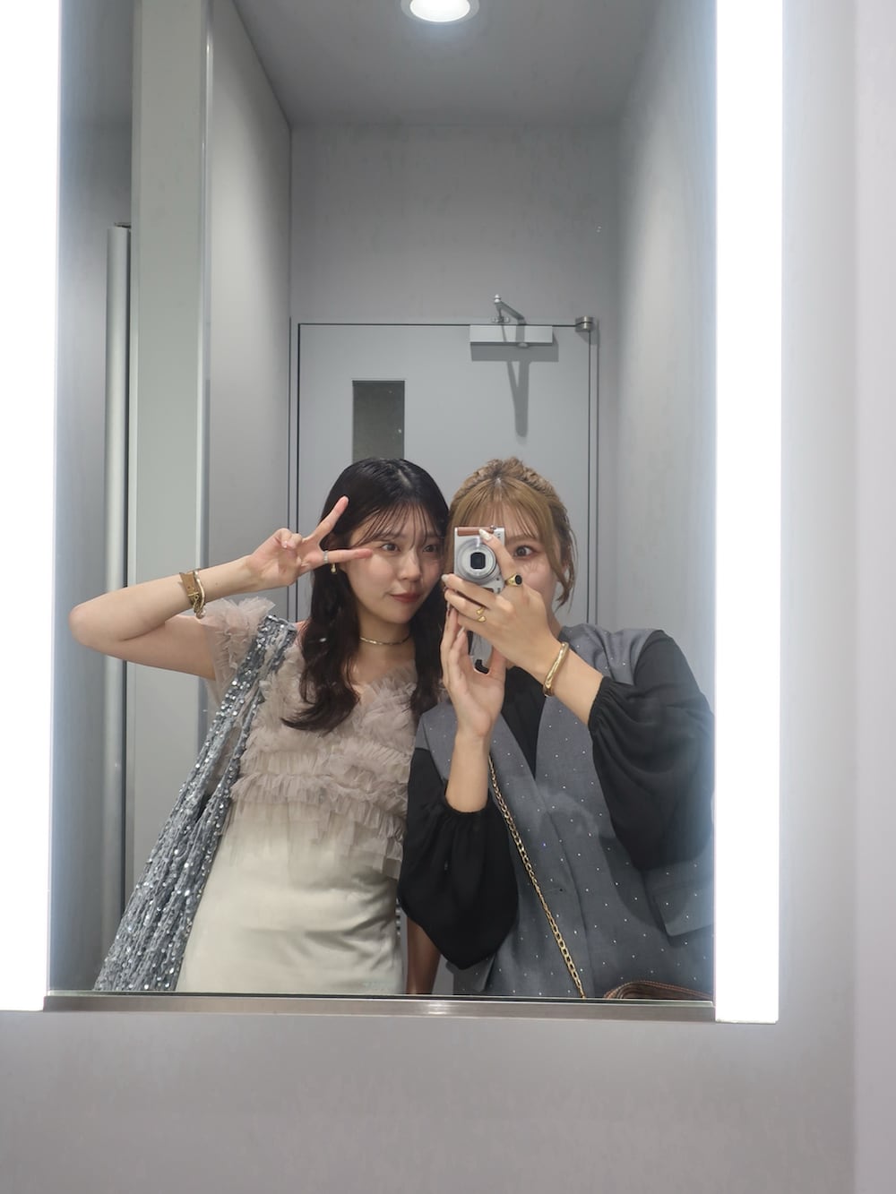 グレー系のベスト、ブラック系のワンピース/ドレスを着用したレディースの夏コーディネートの5枚目の写真