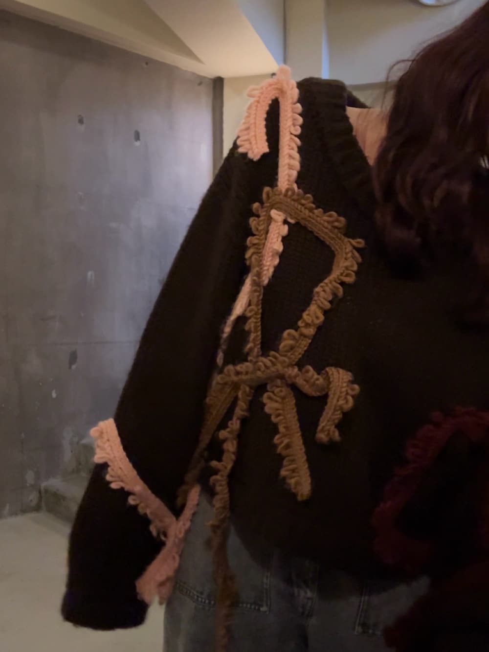 ブラック系のパンプス、ブラウン系のボストンバッグ、ブラウン系のニット/セーターを着用したレディースの秋コーディネートの5枚目の写真