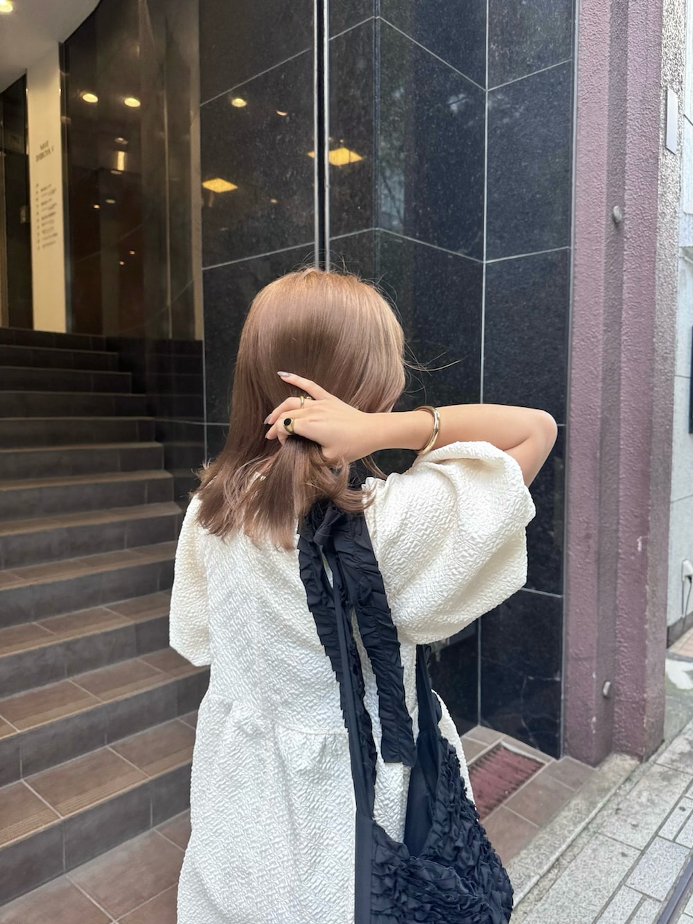 ホワイト系のシャツ/ブラウス、ブルー系のデニムパンツ、ブラウン系のバレエシューズを着用したレディースの夏コーディネートの2枚目の写真