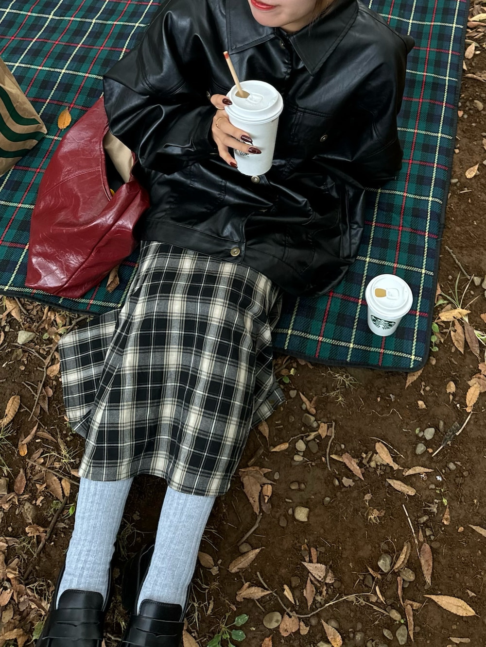 ブラック系のブルゾン、ブラック系のシューズ、ブラック系のスカートを着用したレディースの秋コーディネートの4枚目の写真