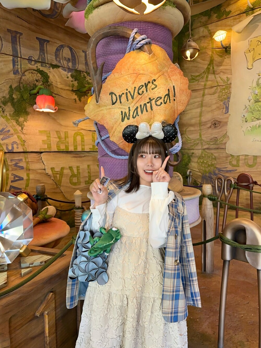 ベージュ系のワンピース、ブルー系のテーラードジャケットを着用したレディースの夏コーディネートの3枚目の写真