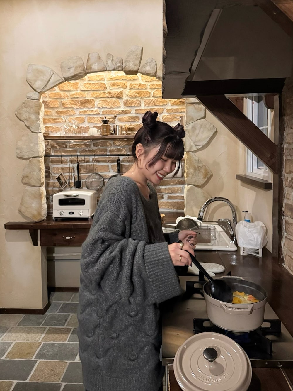 グレー系のニット/セーター、ブルー系のスカートを着用したレディースの冬コーディネートの3枚目の写真