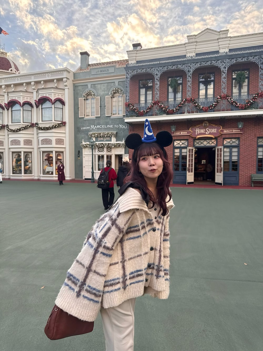 ホワイト系のスウェットパンツ、ベージュ系のニット/セーター、ホワイト系のトップスを着用したレディースの冬コーディネートの4枚目の写真