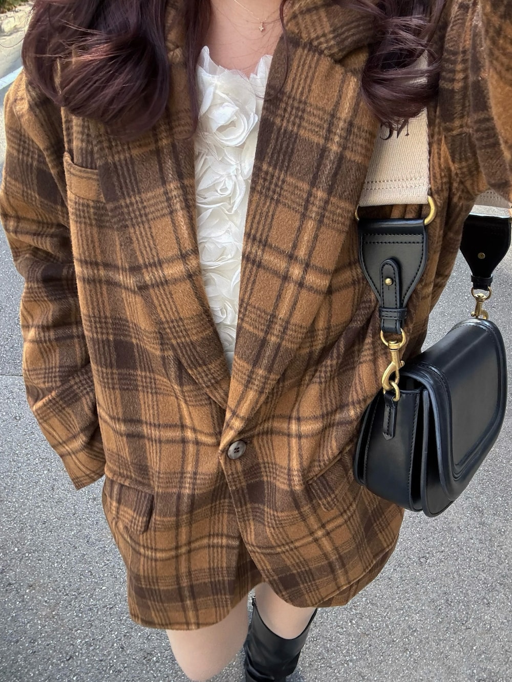 ブラック系のブーツ、ベージュ系のジャケット/アウター、ベージュ系のスカートを着用したレディースの秋コーディネートの3枚目の写真