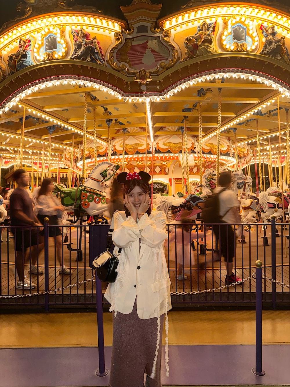 パープル系のスカート、ホワイト系のジャケット/アウター、シルバー系のブーツを着用したレディースの夏コーディネートの3枚目の写真