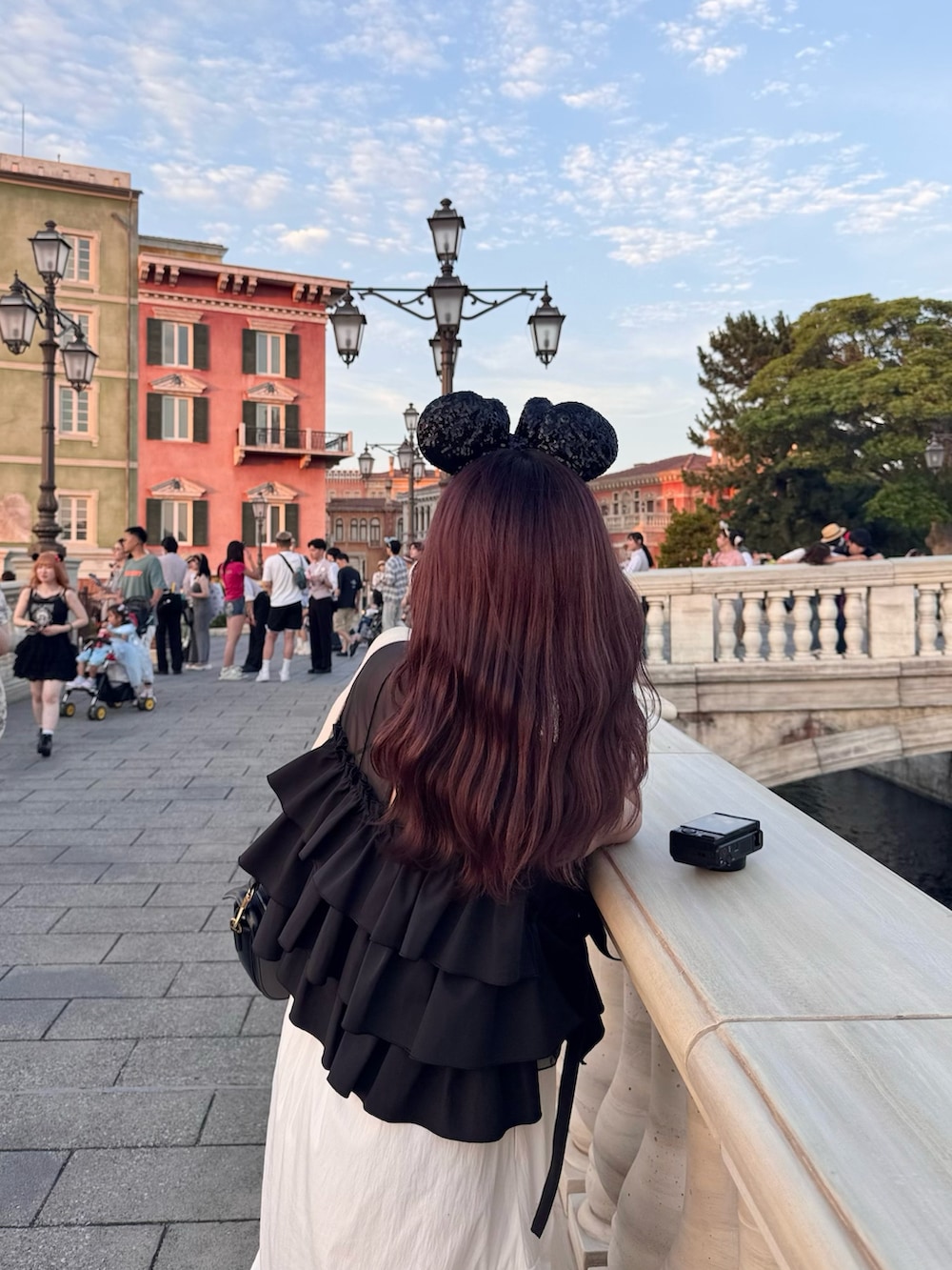 ホワイト系のスカート、シルバー系のローファー、ブラック系のシャツ/ブラウスを着用したレディースの夏コーディネートの2枚目の写真