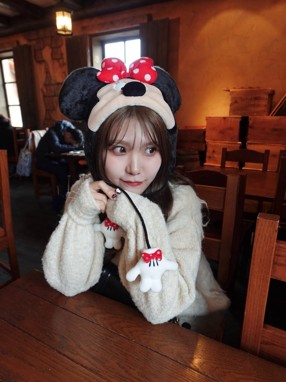 ホワイト系のカーディガン/ボレロ、ブラック系のその他パンツ、シルバー系のブーツを着用したレディースの冬コーディネートの4枚目の写真