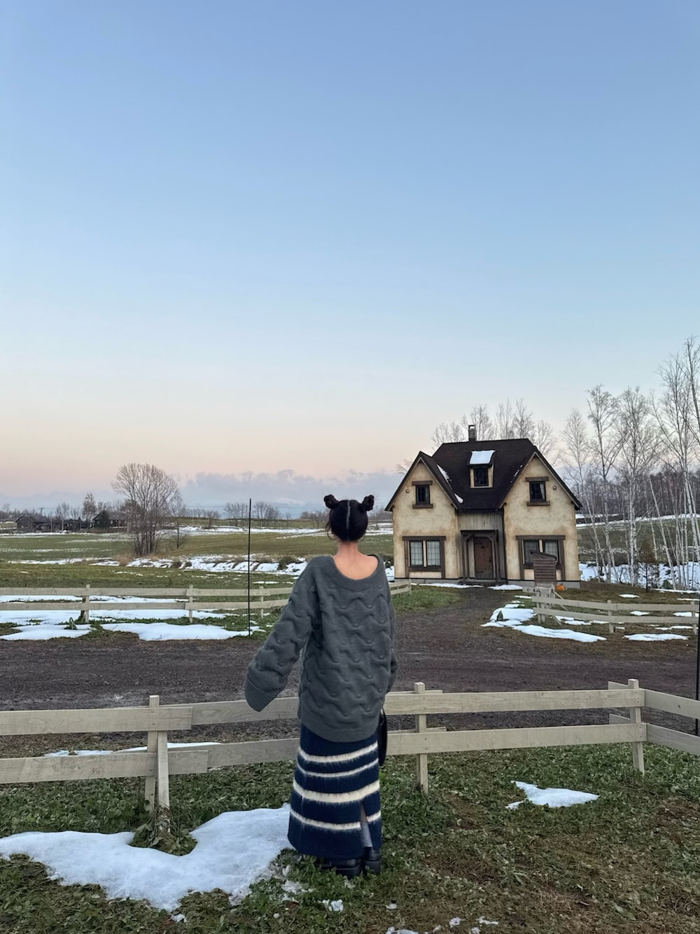 グレー系のニット/セーター、ブルー系のスカートを着用したレディースの冬コーディネートの4枚目の写真