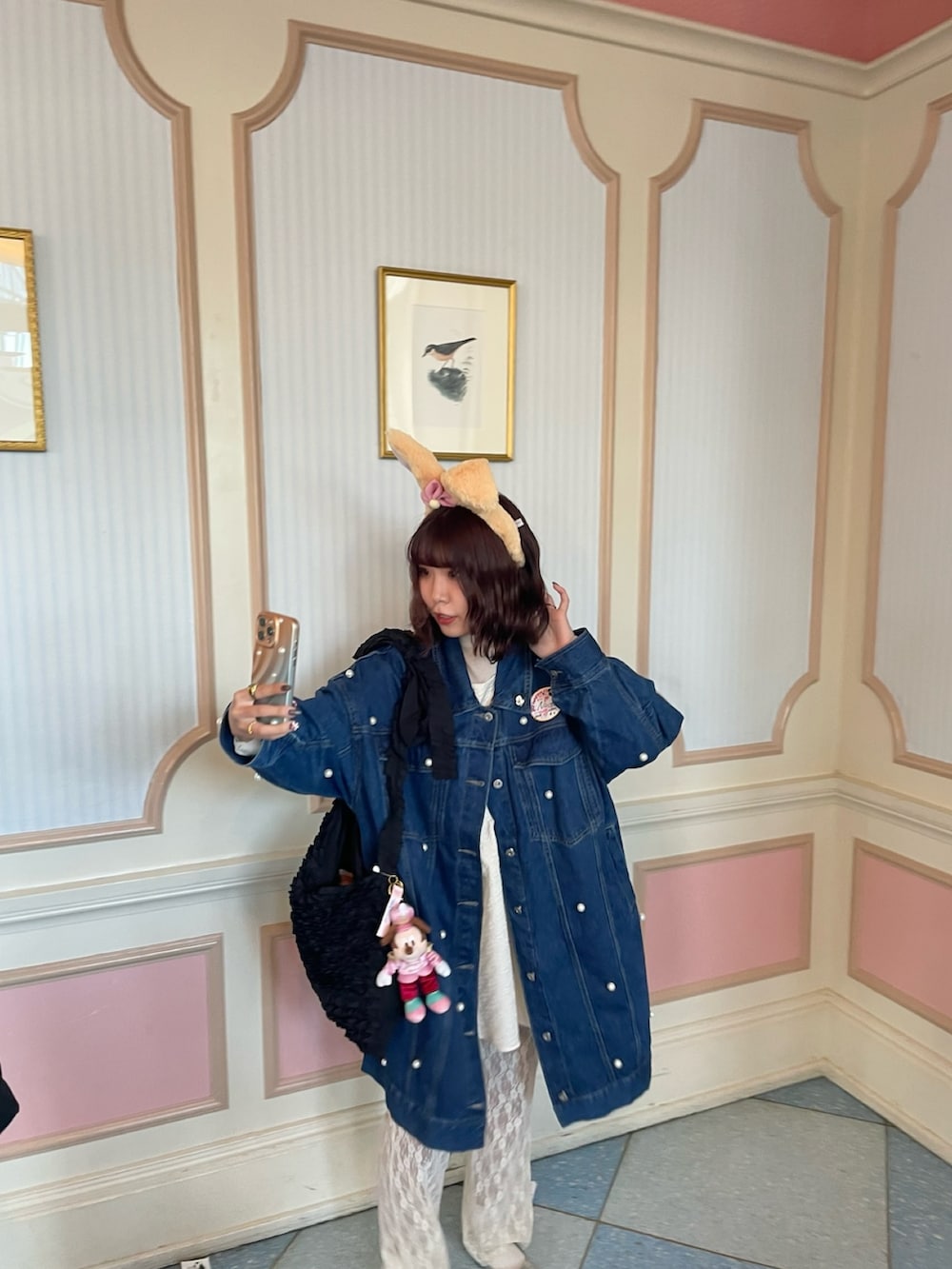 ブルー系のデニムジャケット、ホワイト系のパンツ、シルバー系のパンプスを着用したレディースの夏コーディネートの5枚目の写真