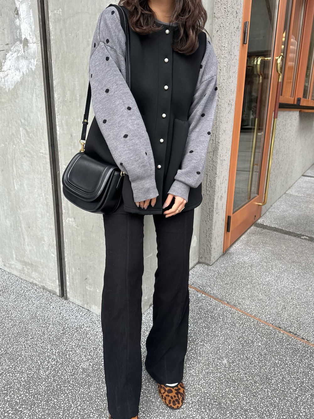 グレー系のニット/セーター、ブラック系のその他パンツ、ブラウン系のバレエシューズを着用したレディースの冬コーディネートの3枚目の写真