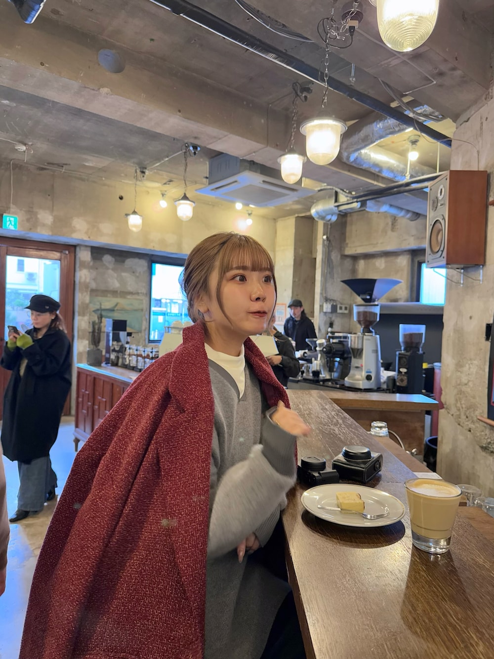 ブラック系のトートバッグ、ブラック系のブーツ、グレー系のニット/セーターを着用したレディースの春コーディネートの5枚目の写真