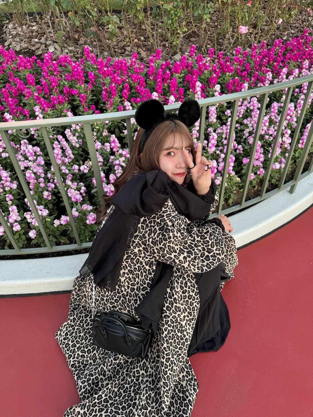 その他のその他アウター、シルバー系のパンプス、ブラック系のチョーカーを着用したレディースの冬コーディネートの4枚目の写真