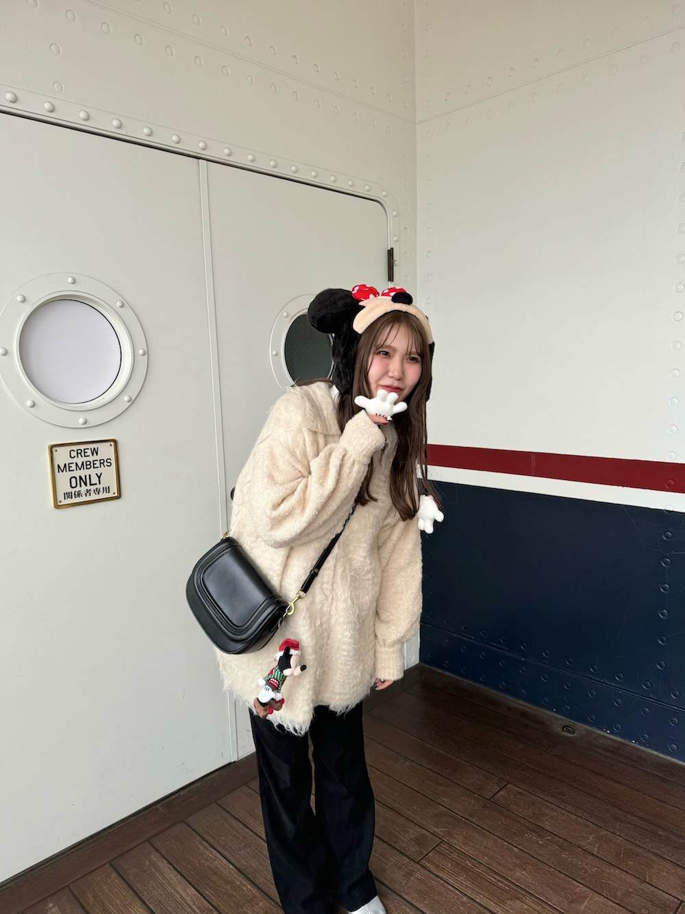 ホワイト系のカーディガン/ボレロ、ブラック系のその他パンツ、シルバー系のブーツを着用したレディースの冬コーディネートの3枚目の写真