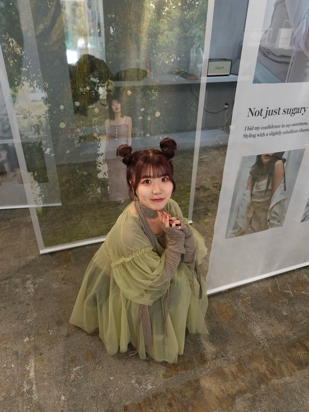 グリーン系のシャツ/ブラウス、ブラック系のパンツ、ブラウン系のトップスを着用したレディースの春コーディネートの3枚目の写真