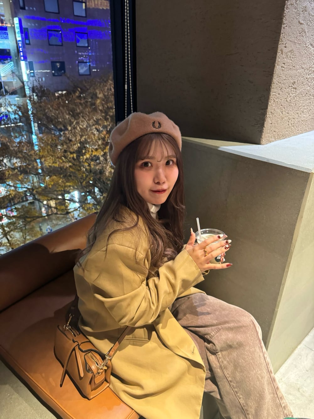 ブラウン系のその他パンツ、イエロー系のショルダーバッグ、ベージュ系のその他アウターを着用したレディースの冬コーディネートの4枚目の写真