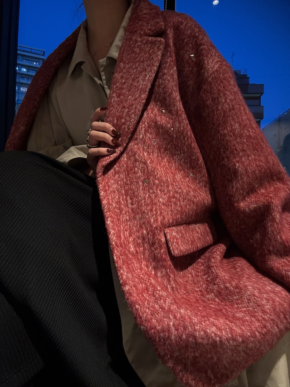 ベージュ系のステンカラーコート、ブラック系のブーツ、ベージュ系のショルダーバッグを着用したレディースの秋コーディネートの4枚目の写真