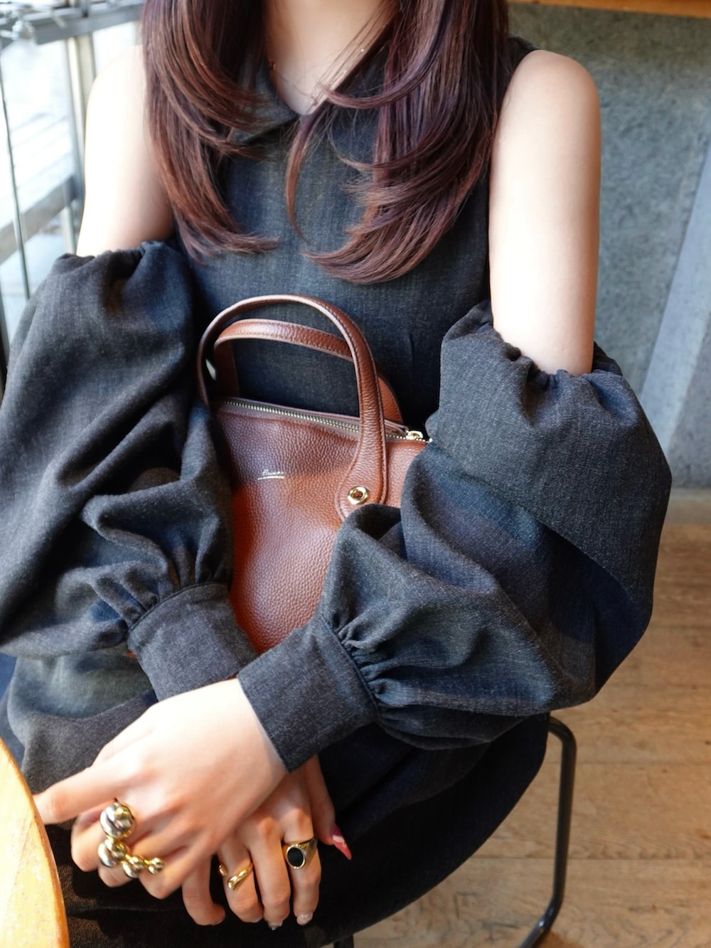 ブラウン系のボストンバッグ、ブラック系のローファー、ブラック系のワンピース/ドレスを着用したレディースの秋コーディネートの2枚目の写真