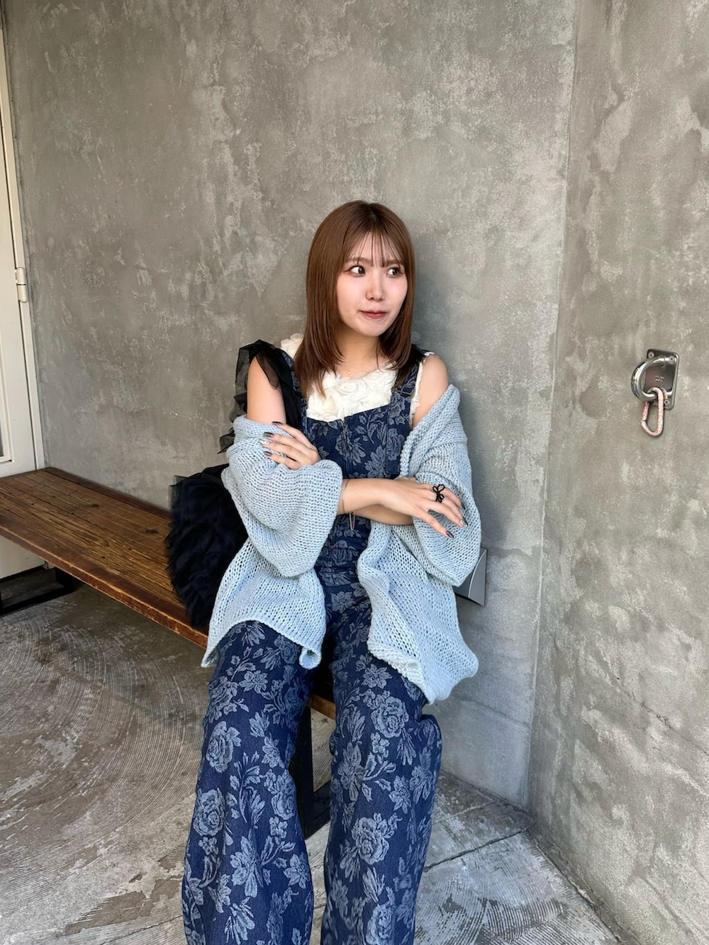 ブルー系のサロペット/オーバーオール、シルバー系のブーツ、ブルー系のカーディガン/ボレロを着用したレディースの夏コーディネートの3枚目の写真