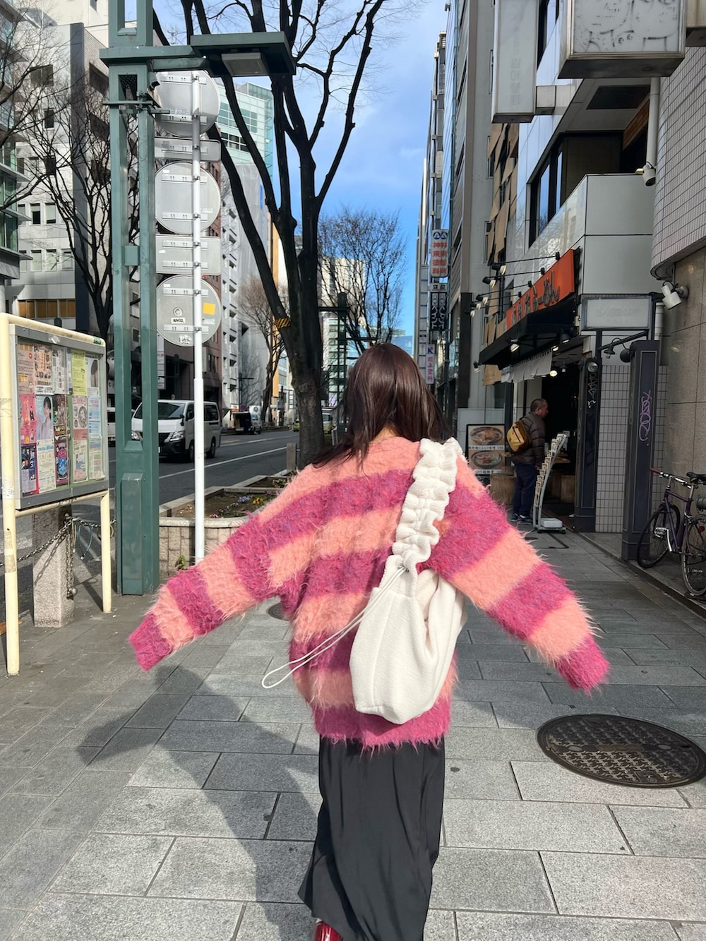 レッド系のカーディガン/ボレロ、ブラック系のワンピース/ドレス、レッド系のバレエシューズを着用したレディースの冬コーディネートの4枚目の写真