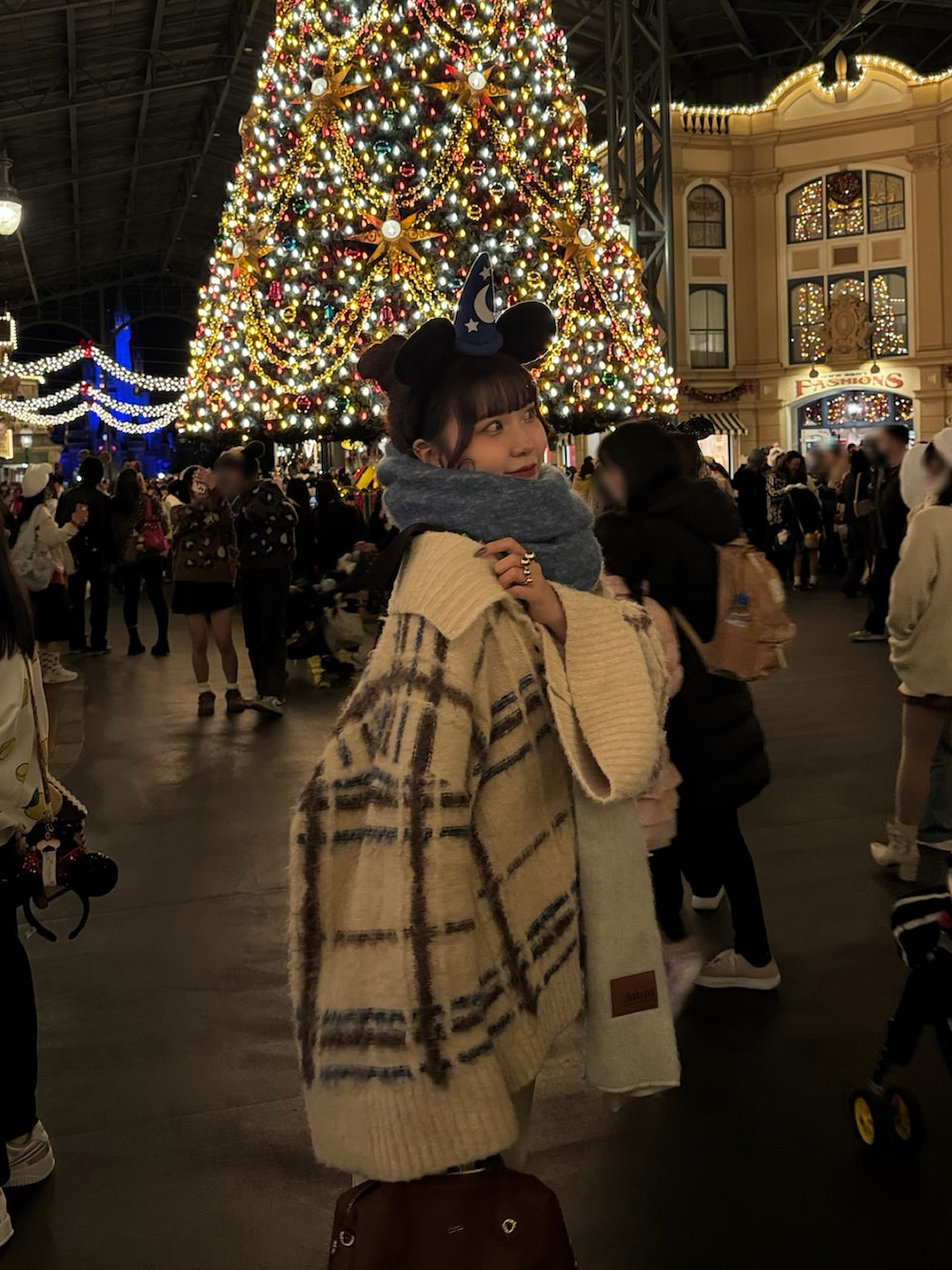 ホワイト系のスウェットパンツ、ベージュ系のニット/セーター、ホワイト系のトップスを着用したレディースの冬コーディネートの5枚目の写真