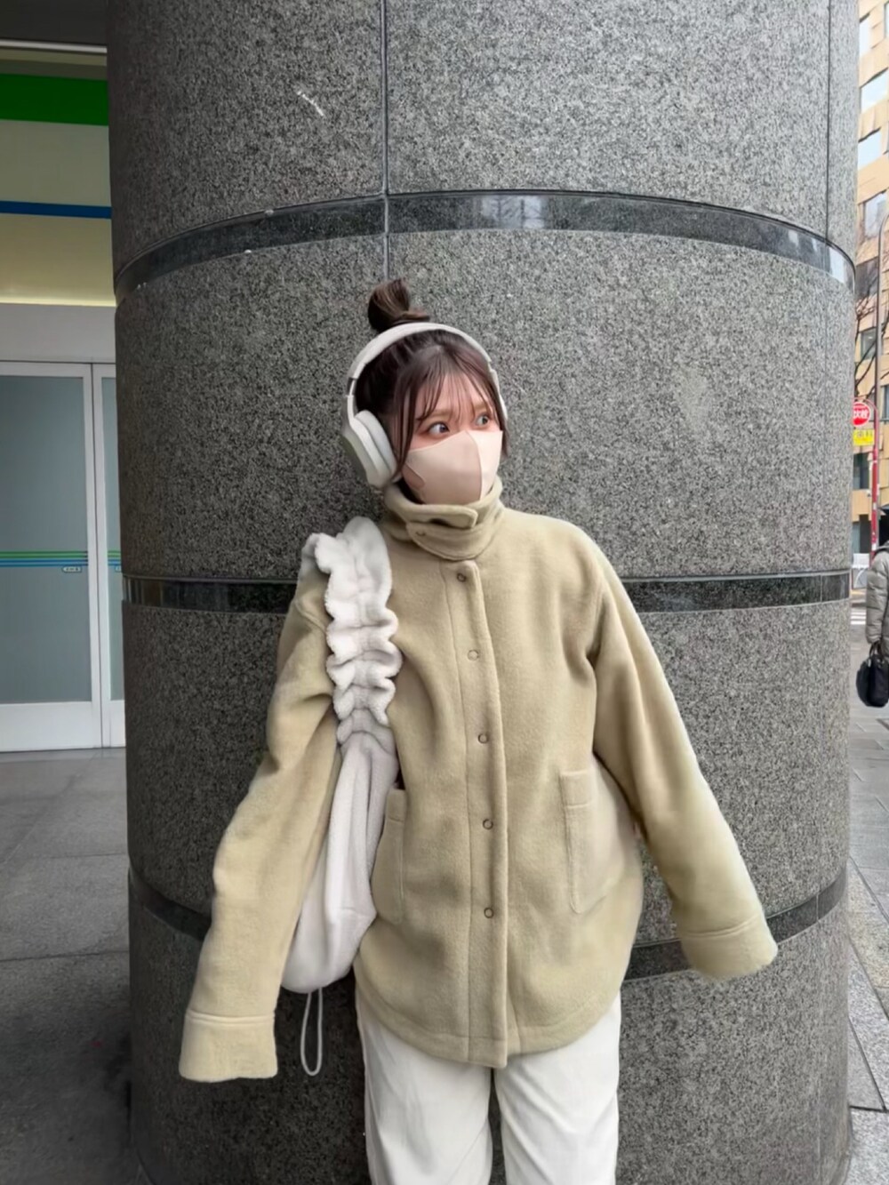 グリーン系のその他アウター、ホワイト系のバッグ、ブラウン系のシューズを着用したレディースの冬コーディネートの4枚目の写真