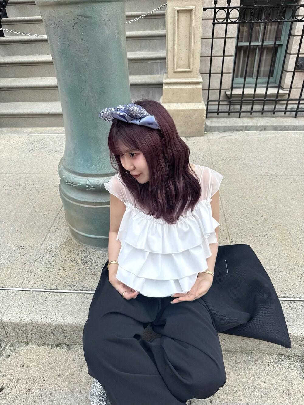 ブラック系のスラックス、シルバー系のローファー、ホワイト系のシャツ/ブラウスを着用したレディースの夏コーディネートの5枚目の写真