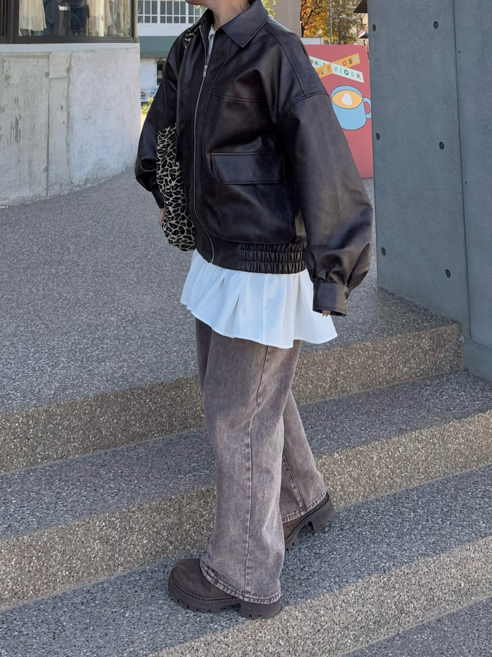 ブラウン系のその他パンツ、ブラウン系のブルゾン、ホワイト系のワンピース/ドレスを着用したレディースの冬コーディネートの4枚目の写真