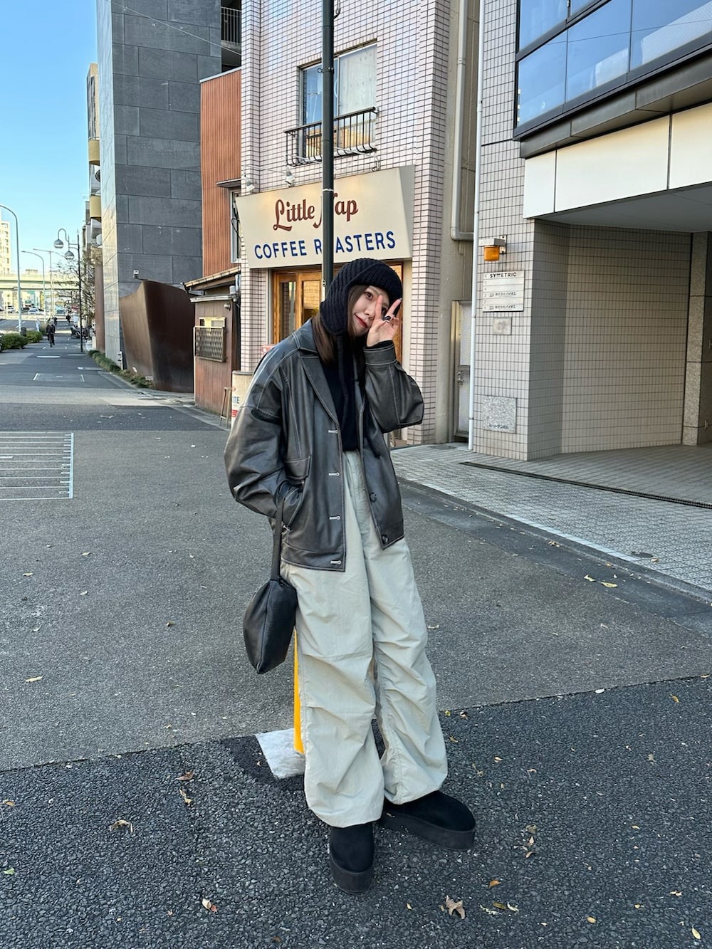 ブラック系のブーツ、グレー系のブルゾン、グリーン系のパンツを着用したレディースの冬コーディネートの4枚目の写真