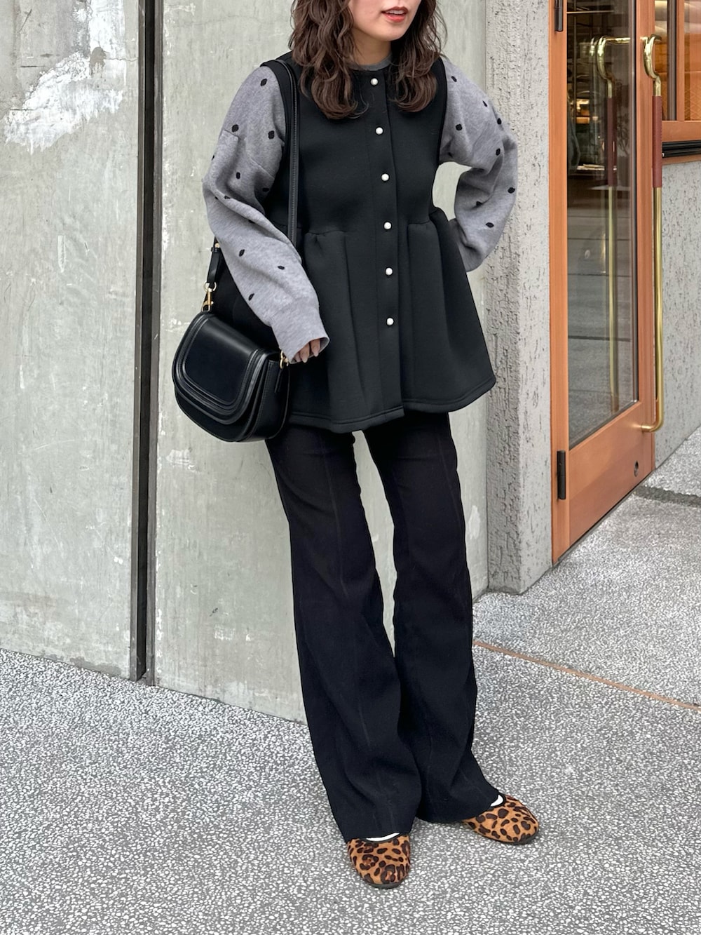 グレー系のニット/セーター、ブラック系のその他パンツ、ブラウン系のバレエシューズを着用したレディースの冬コーディネートの2枚目の写真