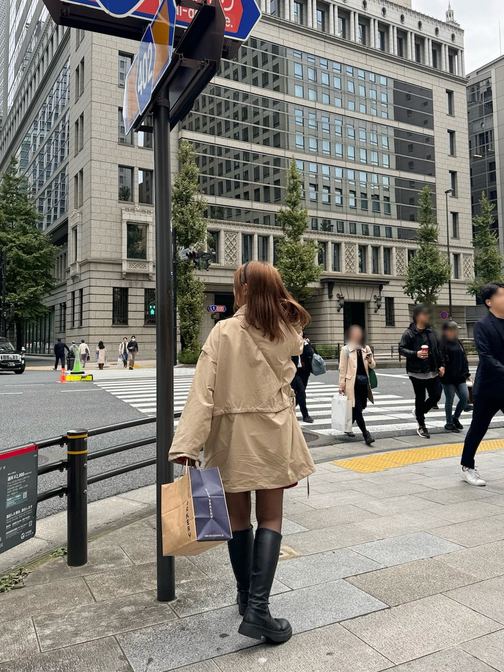 ブラック系のブーツ、ベージュ系のベスト、ブラウン系のショルダーバッグを着用したレディースの秋コーディネートの3枚目の写真