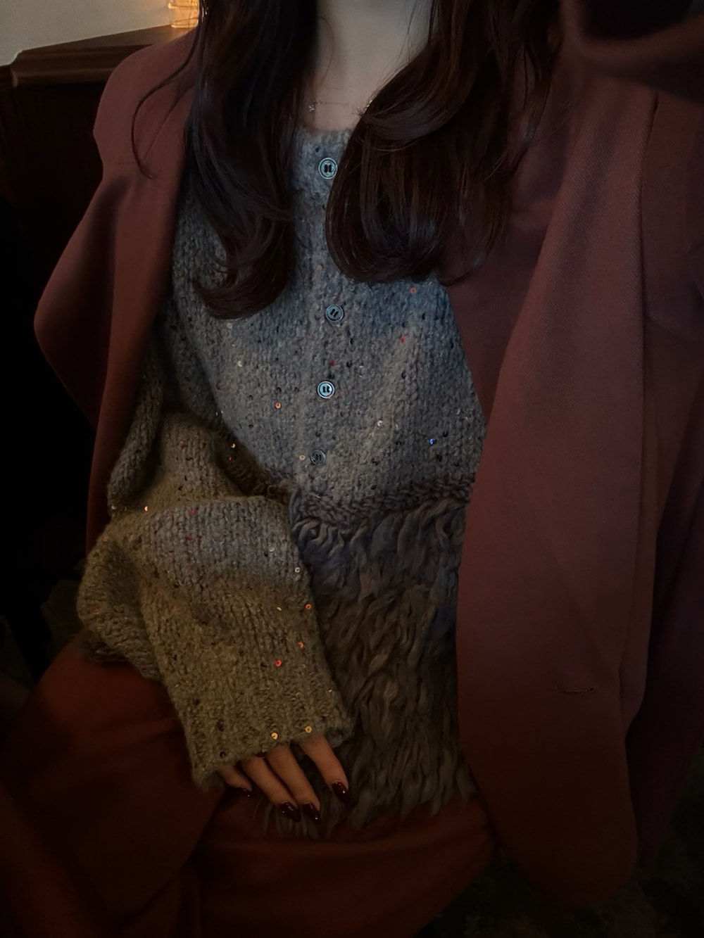 グレー系のニット/セーター、ブラック系のパンプスを着用したレディースの秋コーディネートの2枚目の写真