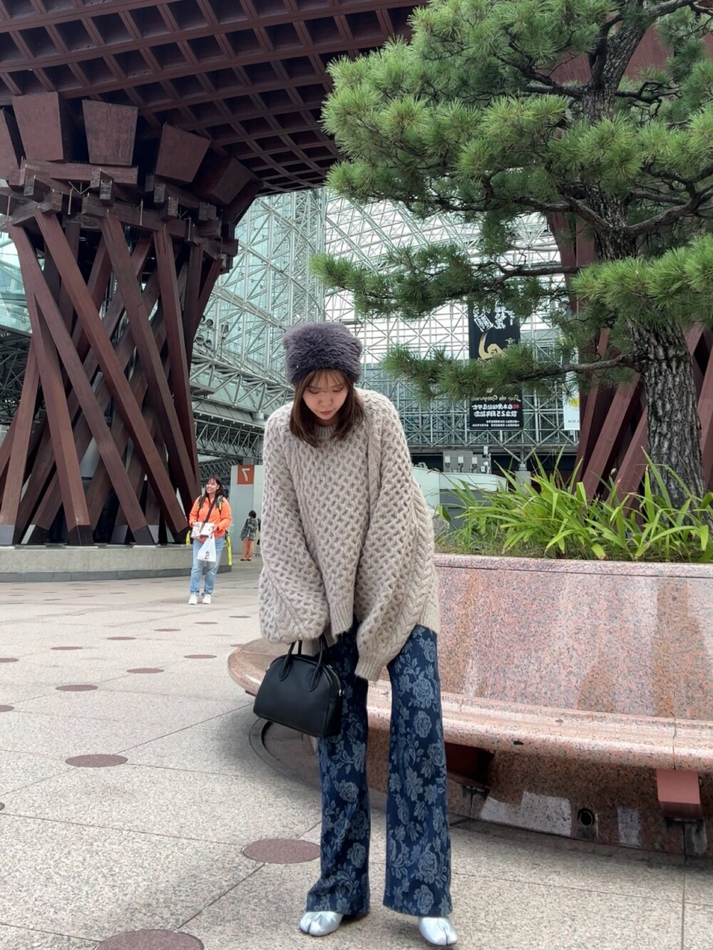 ブラウン系のニット/セーター、ブルー系のサロペット/オーバーオール、シルバー系のブーツを着用したレディースの秋コーディネートの3枚目の写真