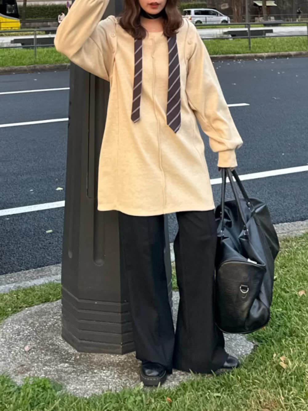 ホワイト系のカーディガン/ボレロ、ブラック系のパンツを着用したレディースの秋コーディネートの3枚目の写真