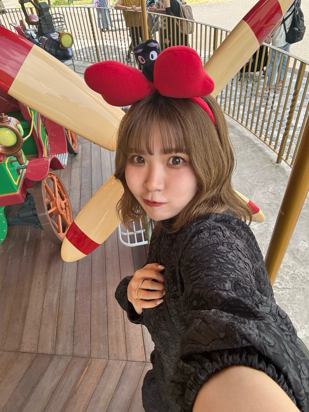 ブラック系のショルダーバッグ、ブラック系のワンピースを着用したレディースの夏コーディネートの4枚目の写真