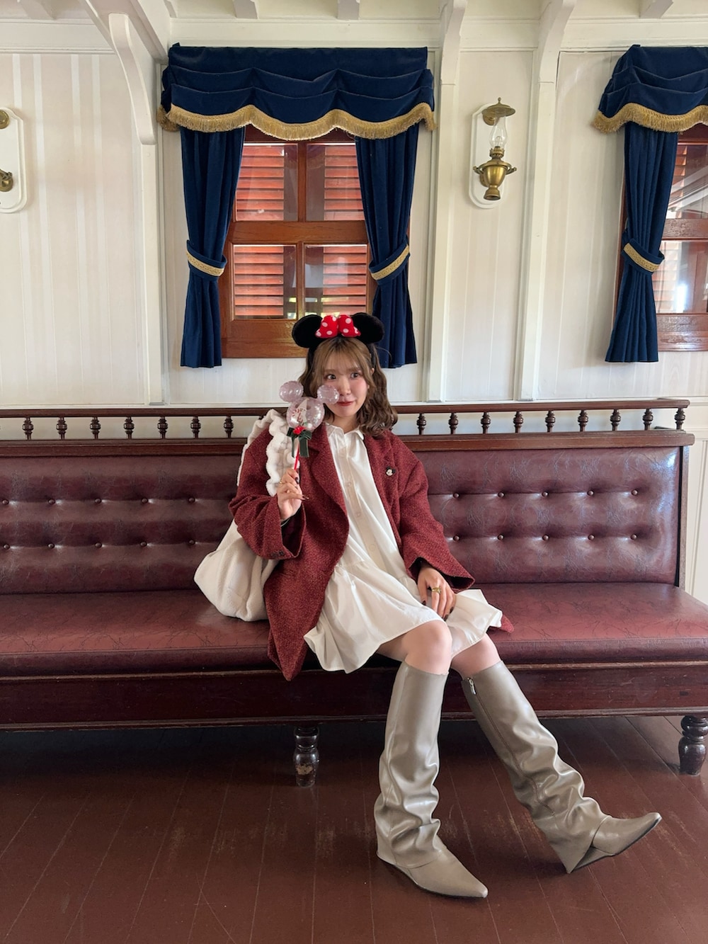 ベージュ系のブーツ、レッド系のテーラードジャケット、ホワイト系のワンピース/ドレスを着用したレディースの秋コーディネートの4枚目の写真