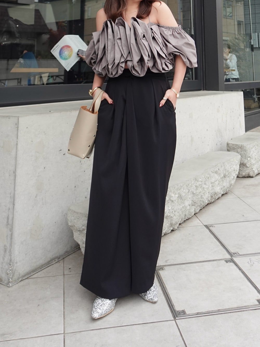 ベージュ系のハンドバッグ、グレー系のシャツ/ブラウス、ブラック系のパンツを着用したレディースの春コーディネートの2枚目の写真