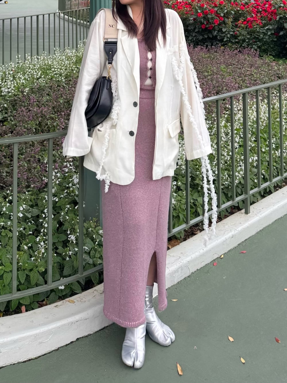 パープル系のスカート、ホワイト系のジャケット/アウター、シルバー系のブーツを着用したレディースの夏コーディネートの2枚目の写真