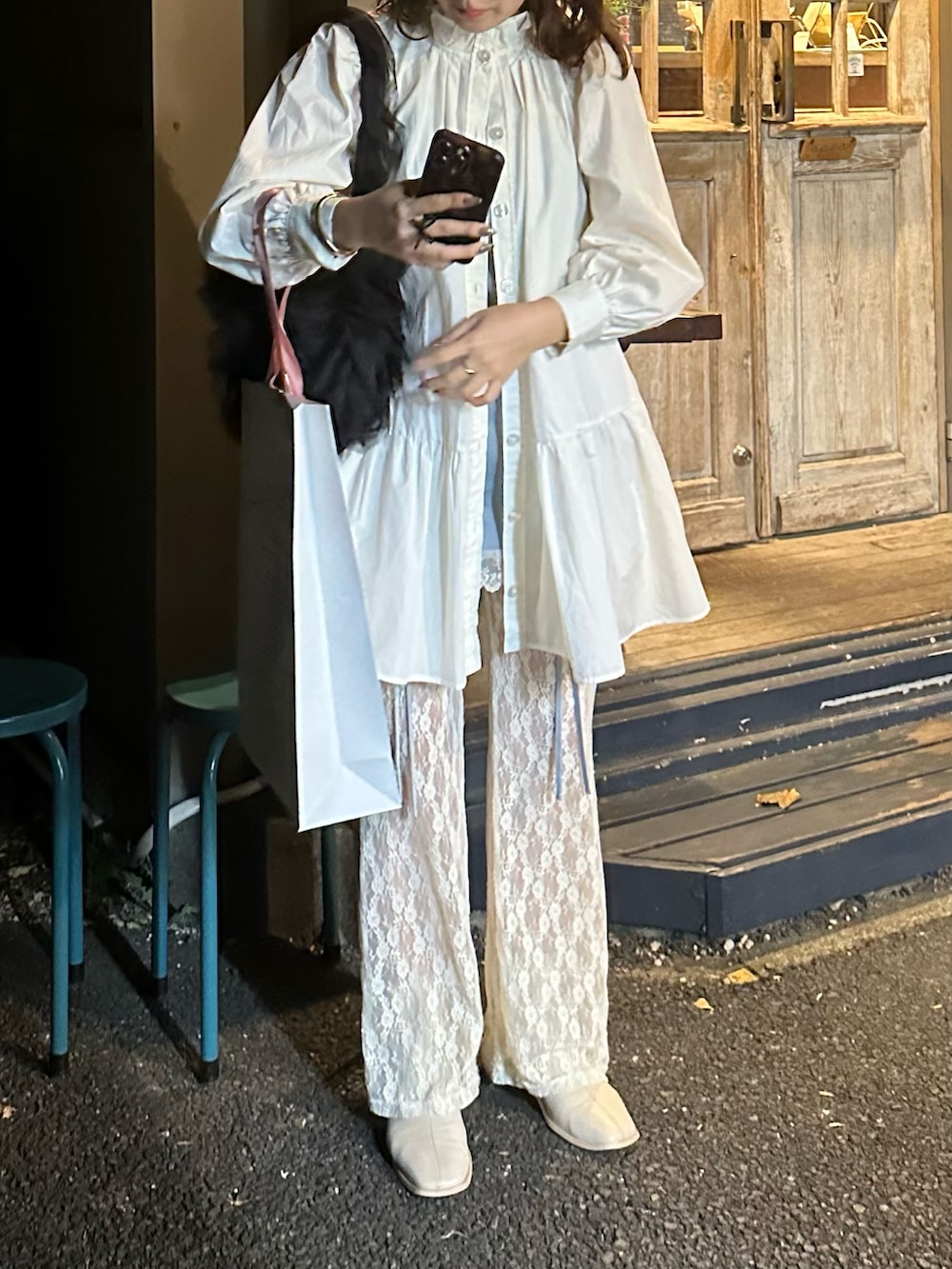 ホワイト系のパンツ、ホワイト系のブーツ、ホワイト系のワンピース/ドレスを着用したレディースの秋コーディネートの3枚目の写真