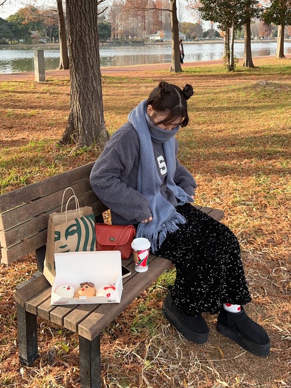 ブラック系のブーツ、ブラック系のスカート、グレー系のスウェットを着用したレディースの冬コーディネートの2枚目の写真