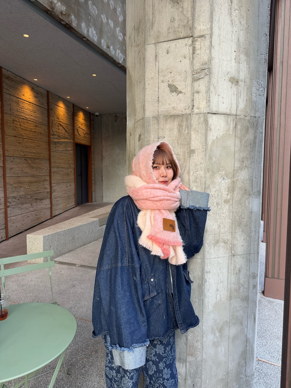 ブルー系のサロペット/オーバーオール、シルバー系のブーツ、ブルー系のデニムジャケットを着用したレディースの春コーディネートの4枚目の写真