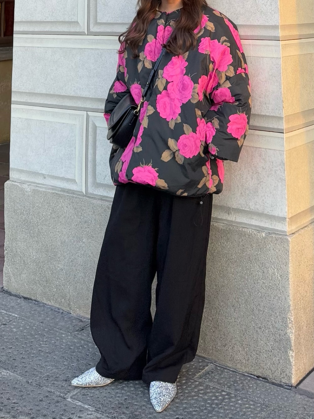 ブラック系のサロペット/オーバーオール、ピンク系のダウンジャケット/コート、シルバー系のローファーを着用したレディースの冬コーディネートの3枚目の写真