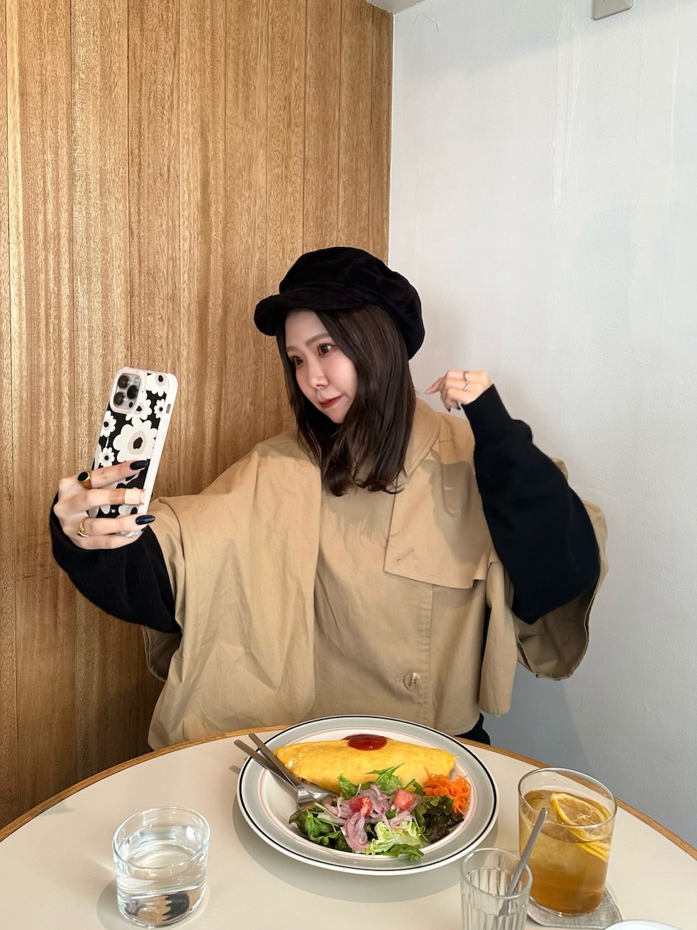 ベージュ系のトレンチコート、ブラック系のショルダーバッグ、ブラック系のスカートを着用したレディースの冬コーディネートの4枚目の写真