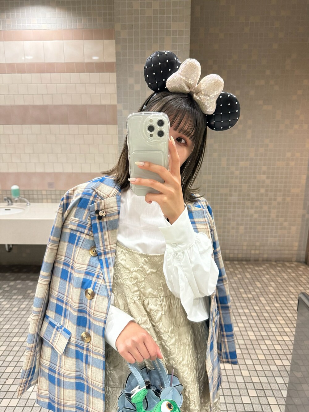 ベージュ系のワンピース、ブルー系のテーラードジャケットを着用したレディースの夏コーディネートの2枚目の写真